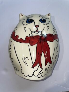 Nina Lyman 2001 Persian White Cat Ceramic 7” Vase with Red Bow